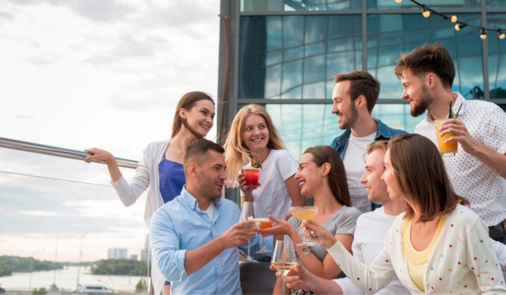 Gente celebrando un evento