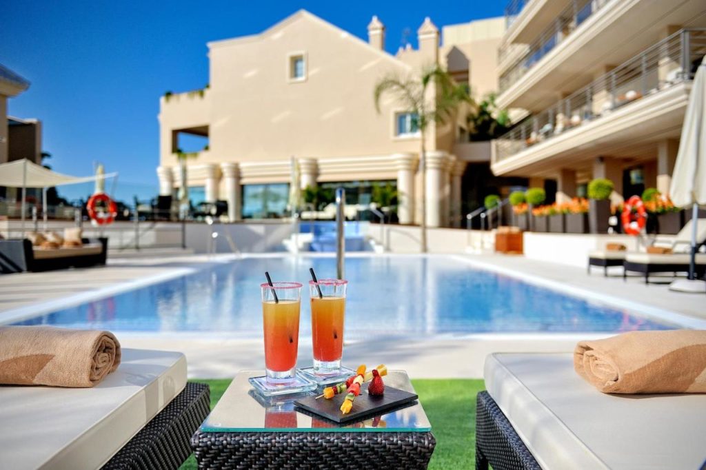 piscina con cocteles en primer plano