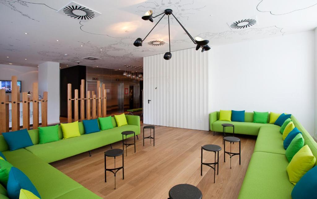 zona de sofás modernos de color verde formando un cuadrado