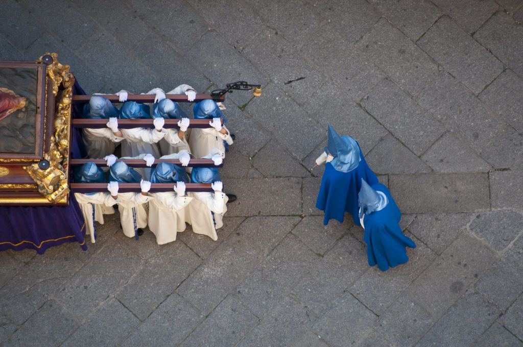Cofradía de la Vera Cruz en procesión en Salamanca