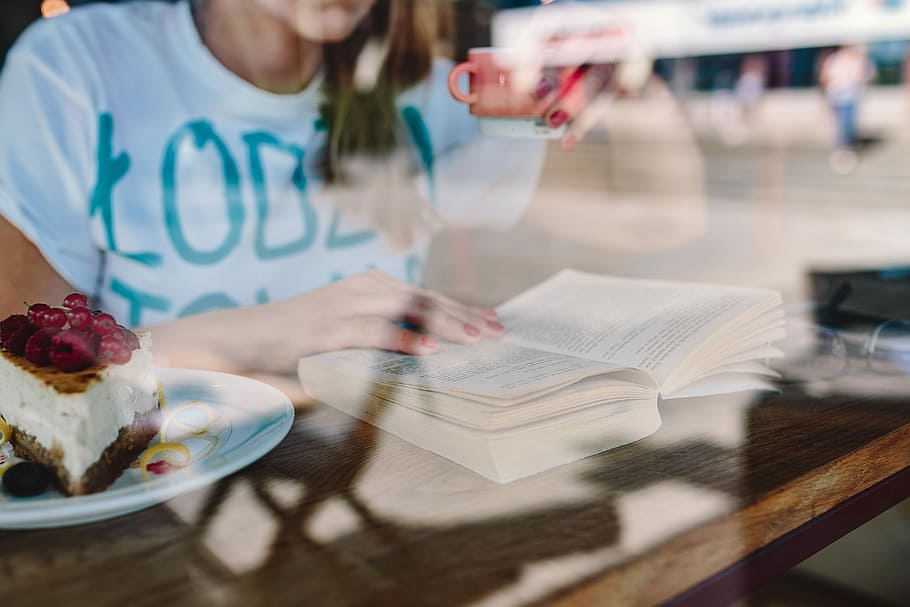 chica leyendo en una cafetería