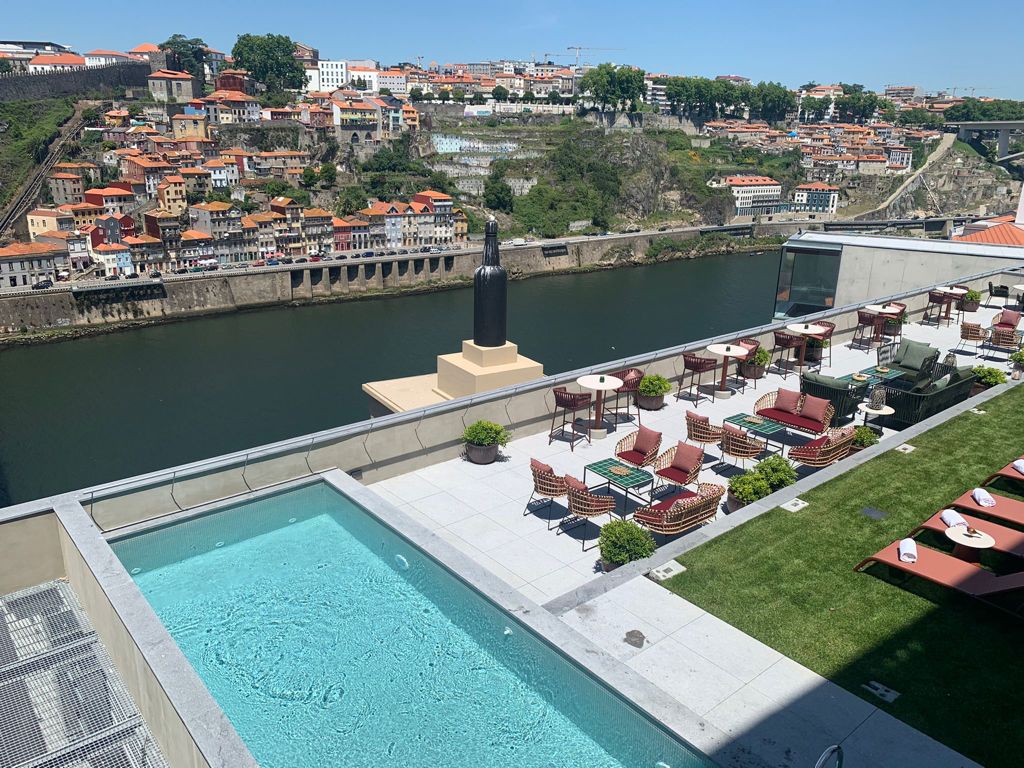 Terraza y piscina Vincci Ponte de Ferro 4*