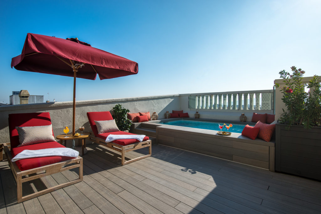 Un sitio para leer en Barcelona perfecto: La azotea con mini piscina del hotel Vincci Mae