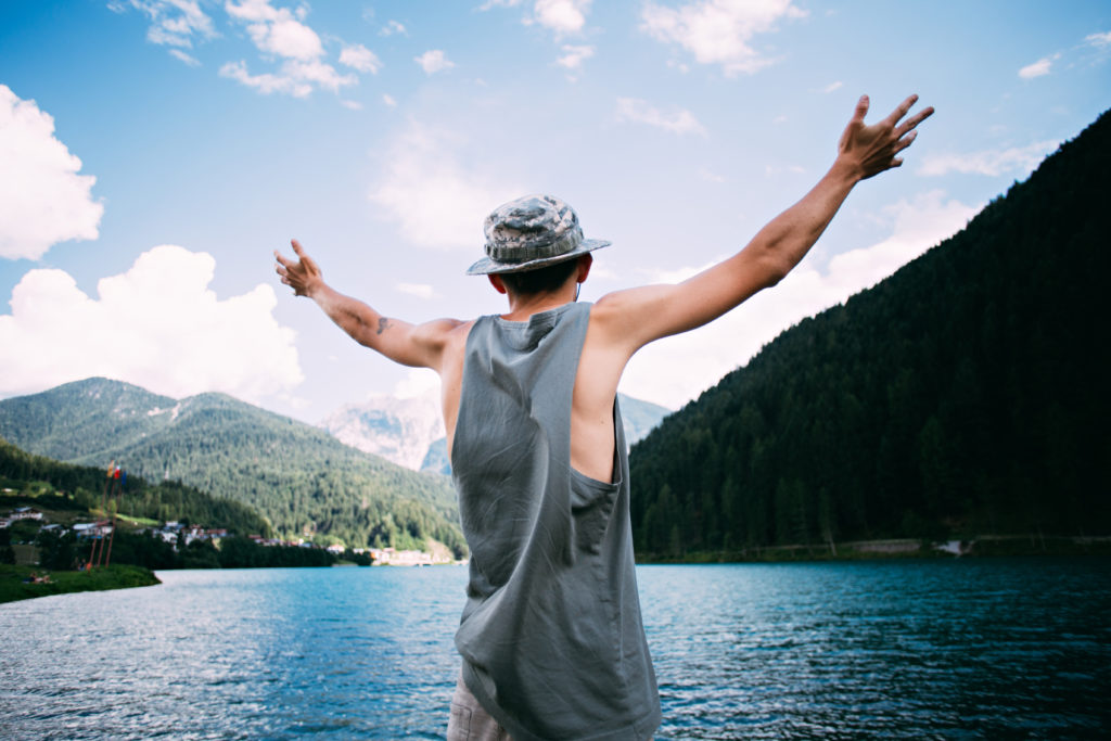 Chico en un lago en verano