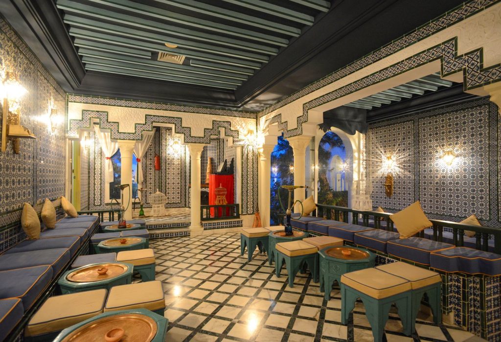 tetería árabe con azulejos azules en mosaico