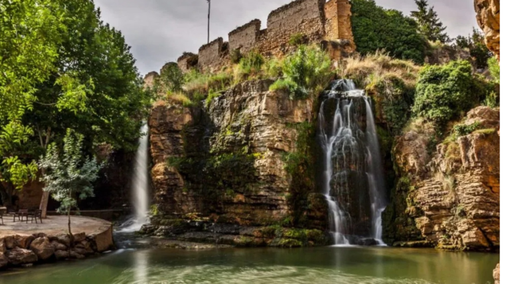 Cascada bajo muralla en Muel