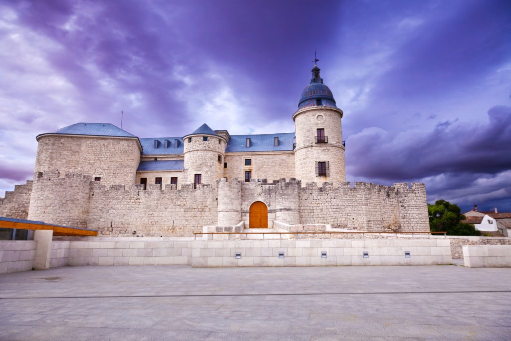 castillo blanco con tejado azul