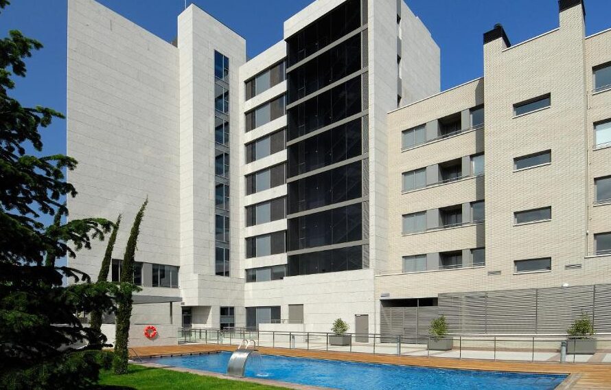 edificio blanco moderno con piscina