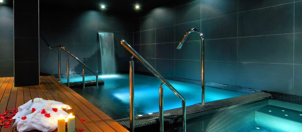 piscina interior en spa