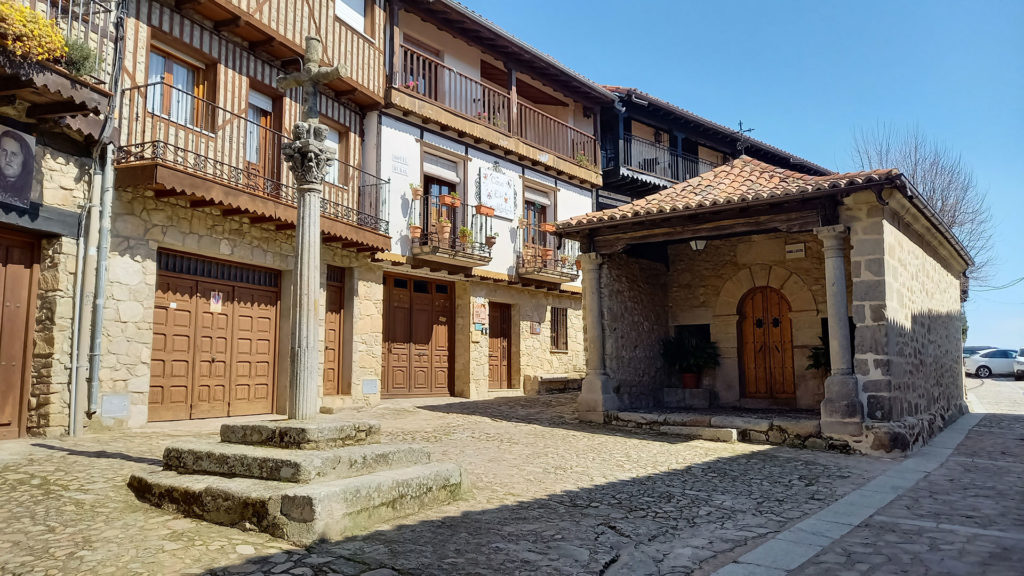 Cruz y capilla en plaza del pueblo