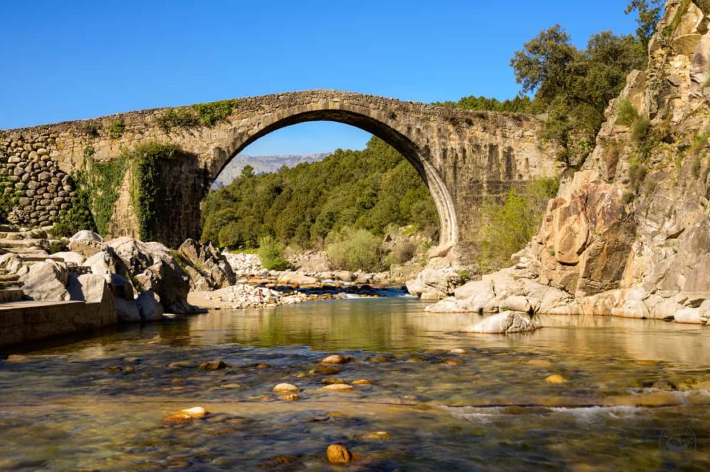 puente romano de piedra sobre río