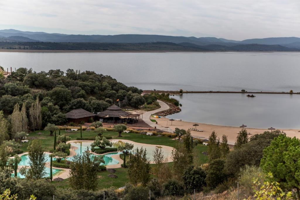 vista aerea de la piscina y vistas al lago del hotel