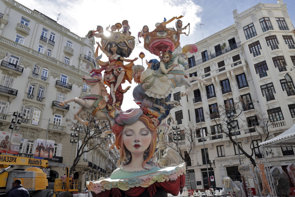 estatua de mujer para las Fallas de Valencia