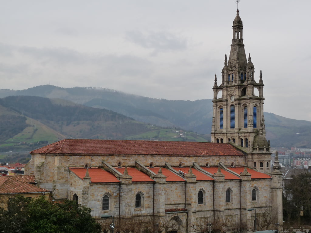 Vista lateral de la Basilíca de Begoña en Bilbao