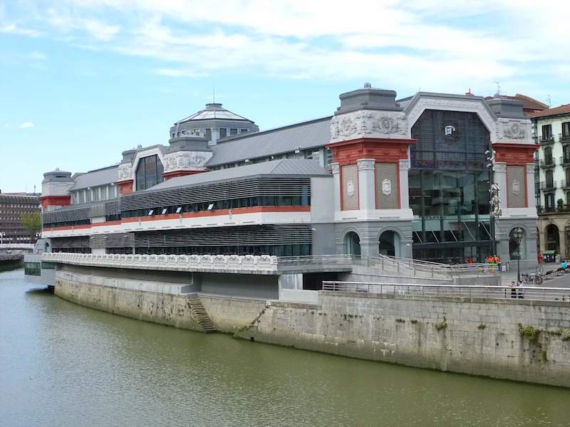 FAchada frontal del mercado de la Ribera visto desde la ría de Bilbao