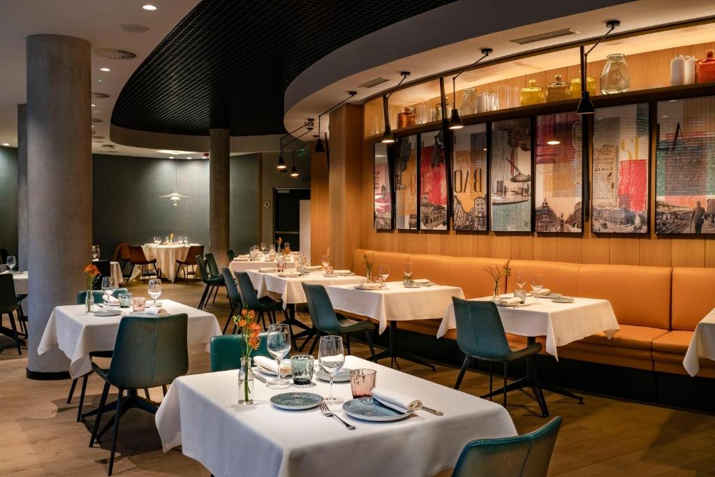 Zona de restaurante en el hotel Vincci Consulado de Bilbao