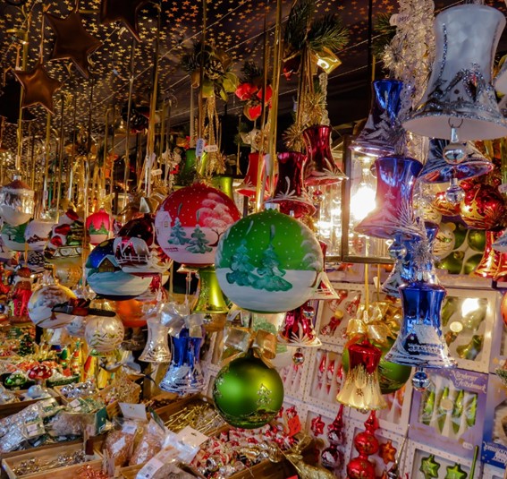decoraciones de navidad en mercadillo navideño