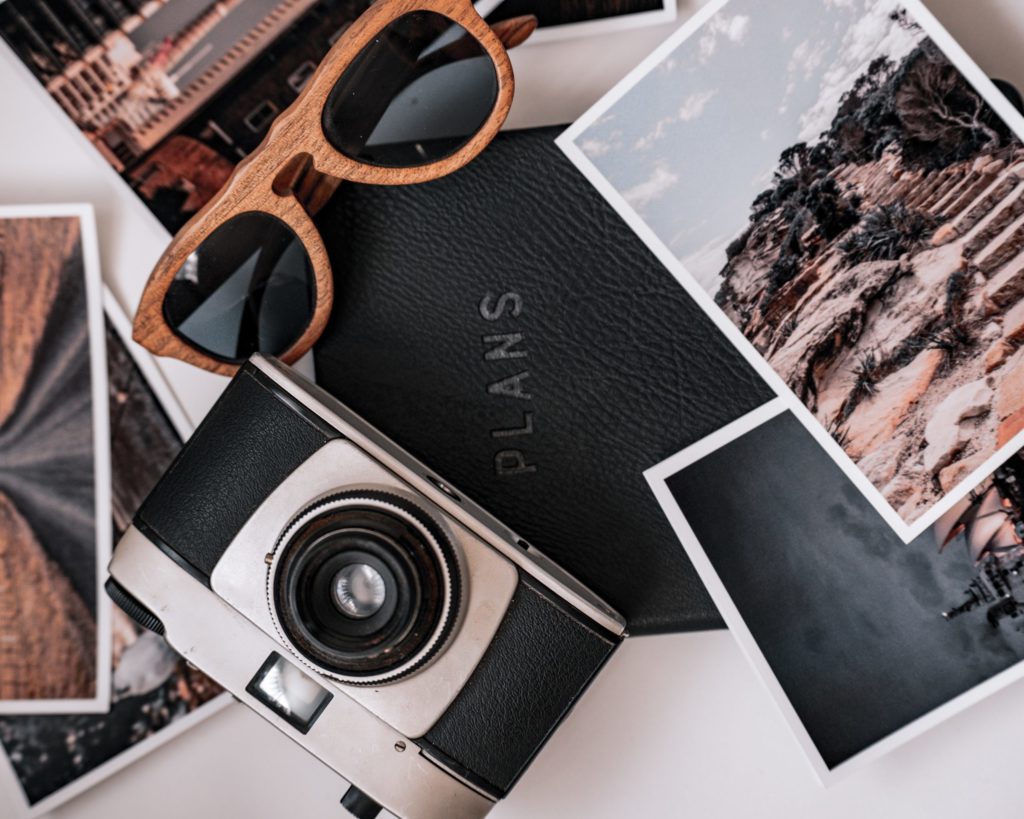 Album, gafas y camara de fotos para planificación de viaje