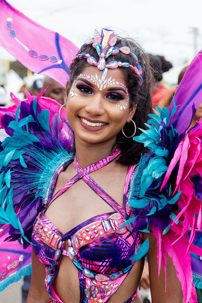 Carnaval de Tenerife chica disfrazada con muchos colores