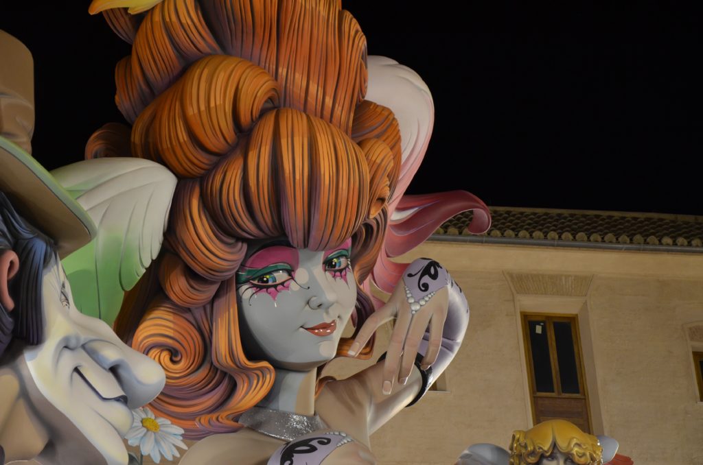 fallas en valencia, escultura de mujer pelirroja