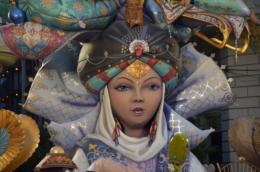 Fallas en Valencia ecultura de mujer de aspecto árabe