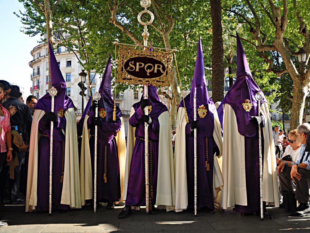 Nazarenos en la Semana Santa en Sevilla