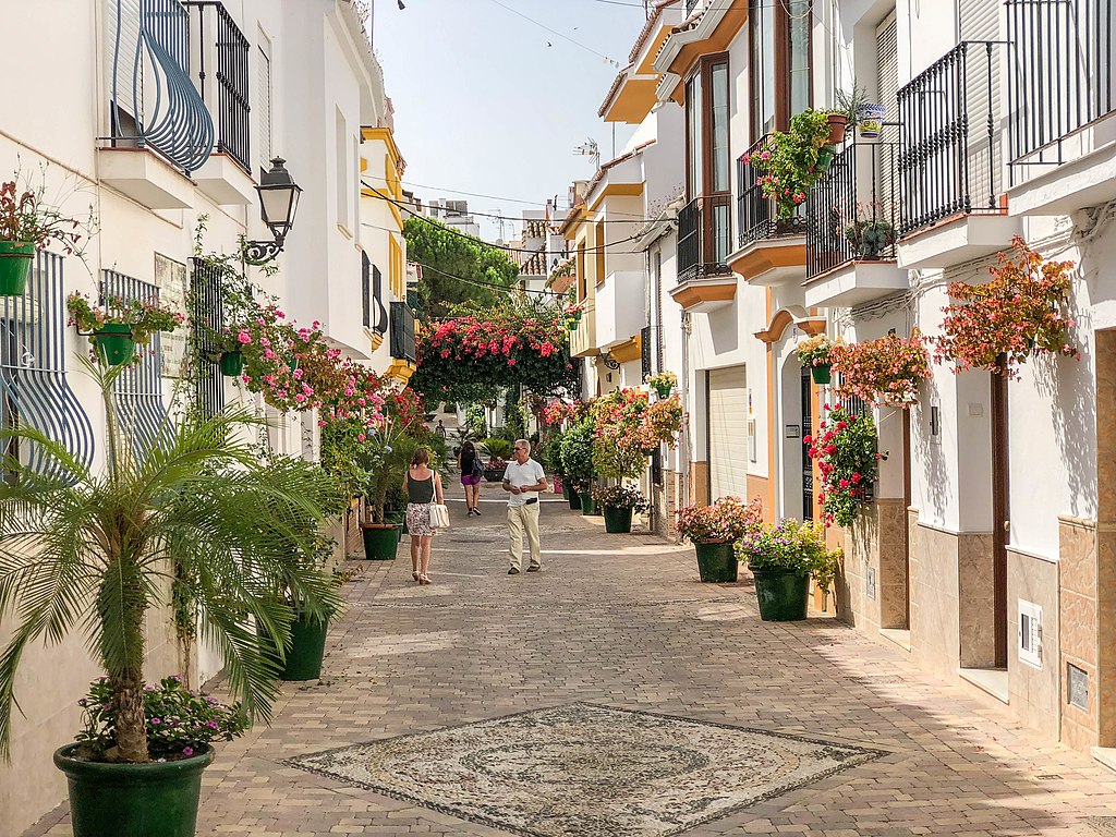 Calle de Estepona uno de los pueblos costeros en Málaga