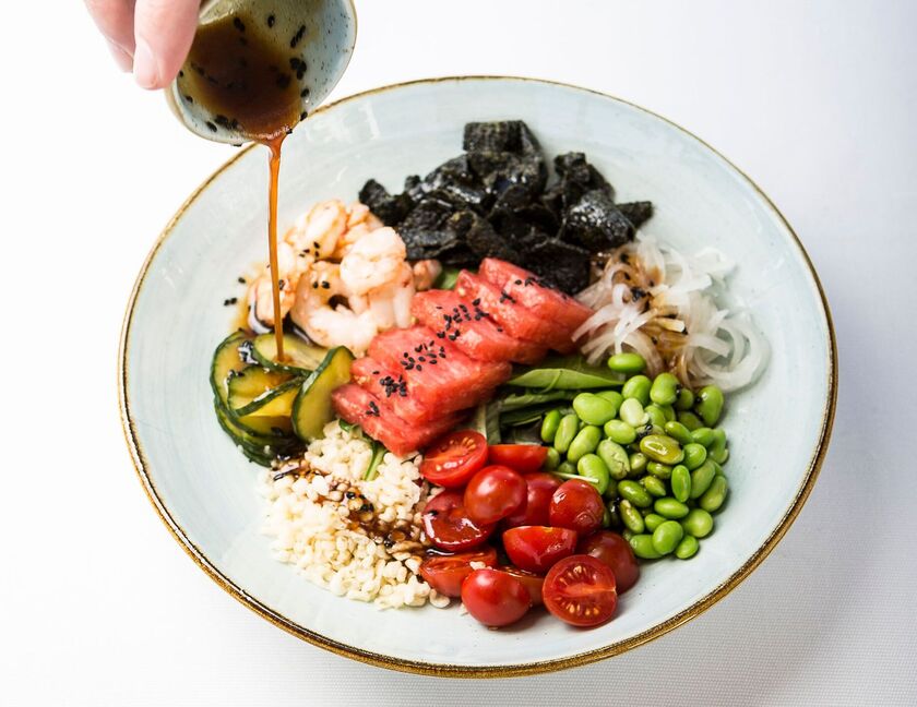 ensalada poké de langostinos para tu dieta post verano