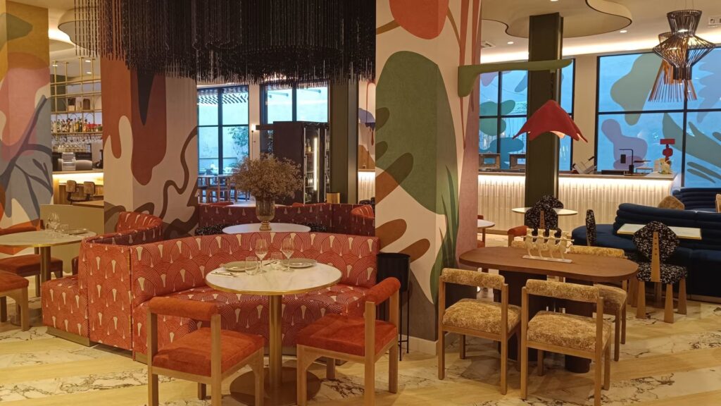 restaurante d edecoración ecléctica y colorida Babou