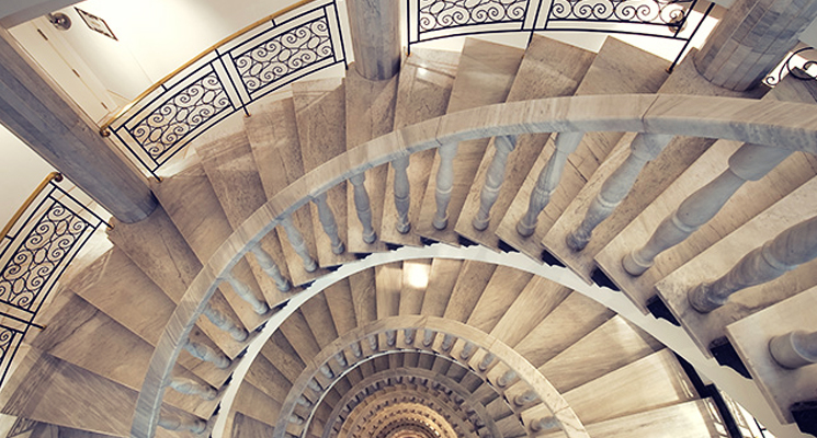 Escalera de caracol de mármol de Vincci Vía 66