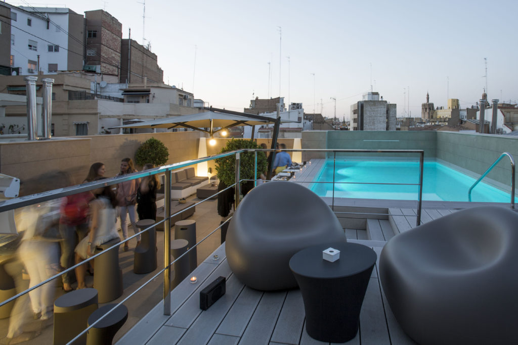 terraza en azotea con piscina al atardecer