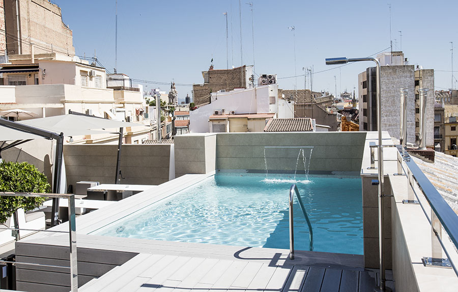 teletrabajar en verano en una terraza con piscina
