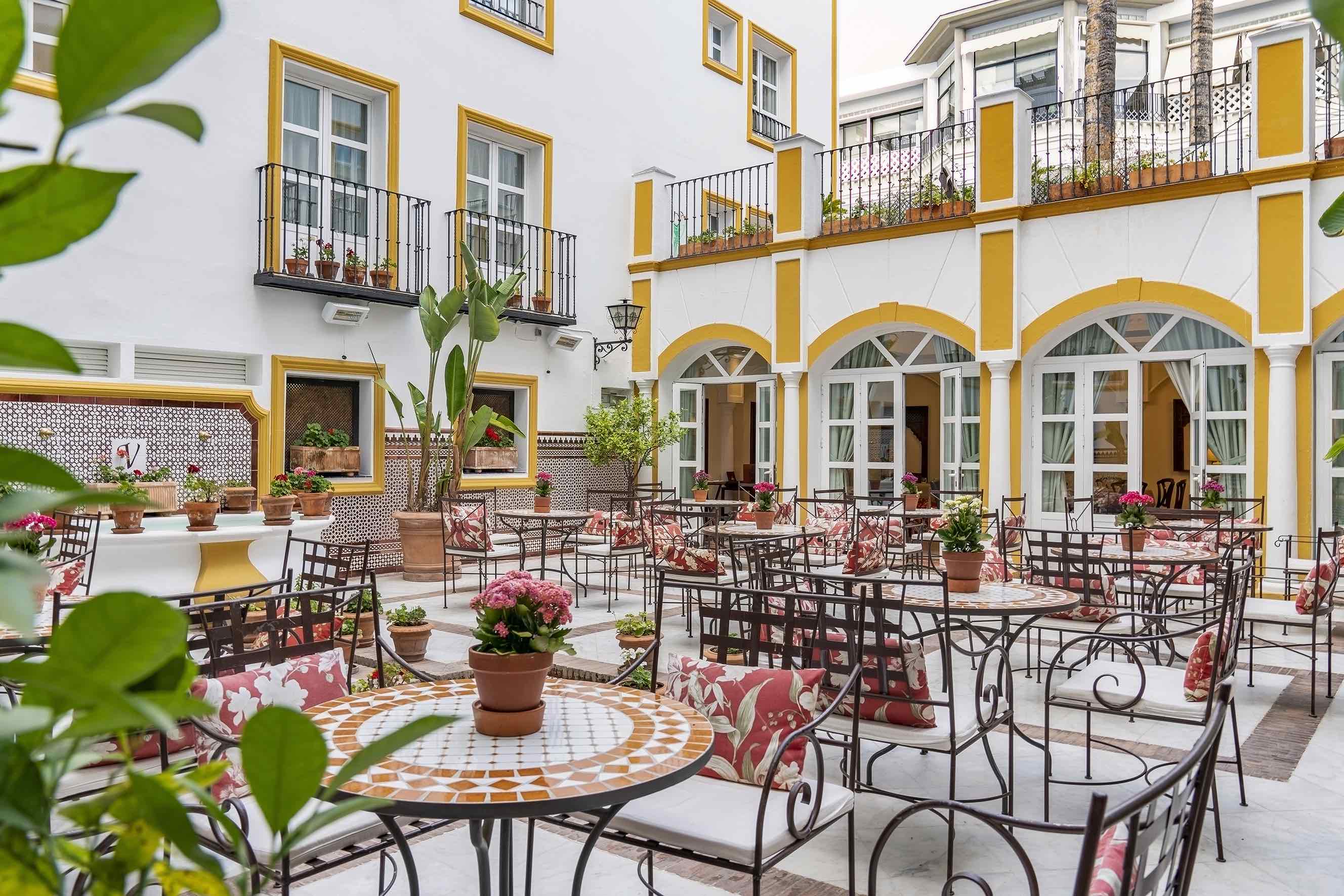 Patio exterior del hotel Vincci La Rábida