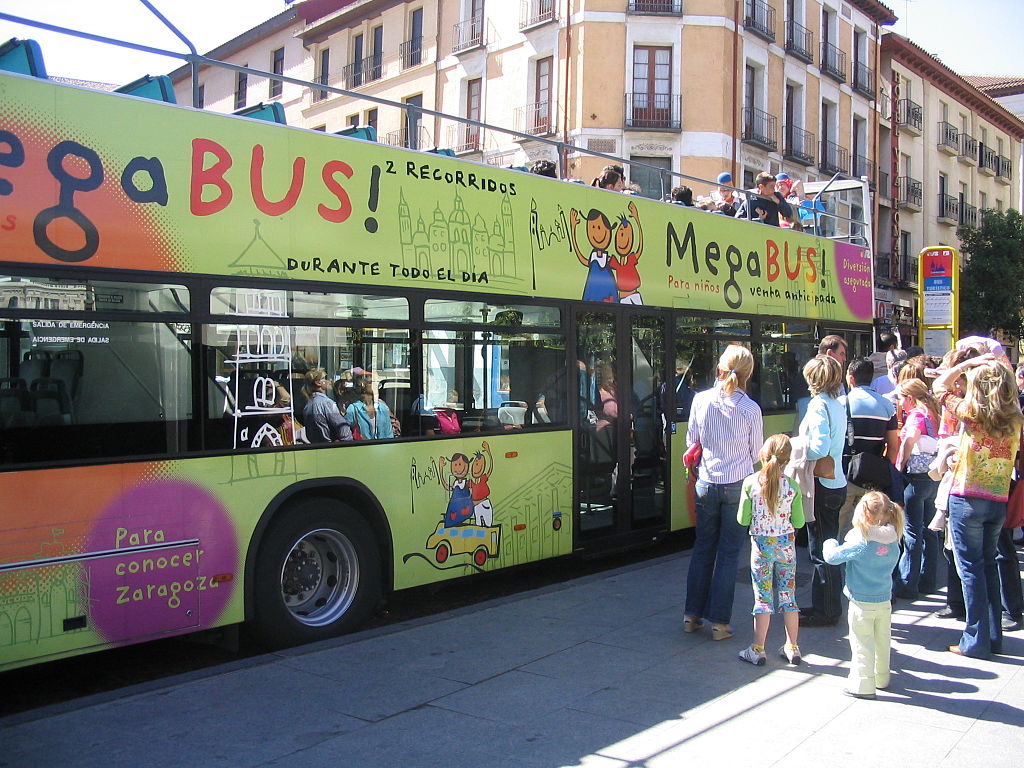Familias esperando el Megabus Zaragoza