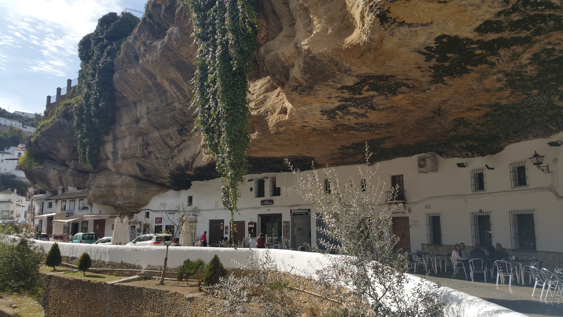 Bodegas bajo la roca en Setenil de las Bodegas